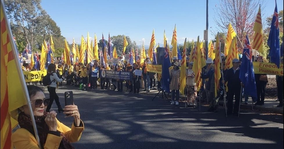Cộng đồng Người Việt Tự do Liên Bang Úc Châu tổ chức biểu tình Ngày Quốc hận 30/4 trước Tòa Đại sứ CSVN tại thủ đô Canberra, Úc Châu hôm 27/4/2024