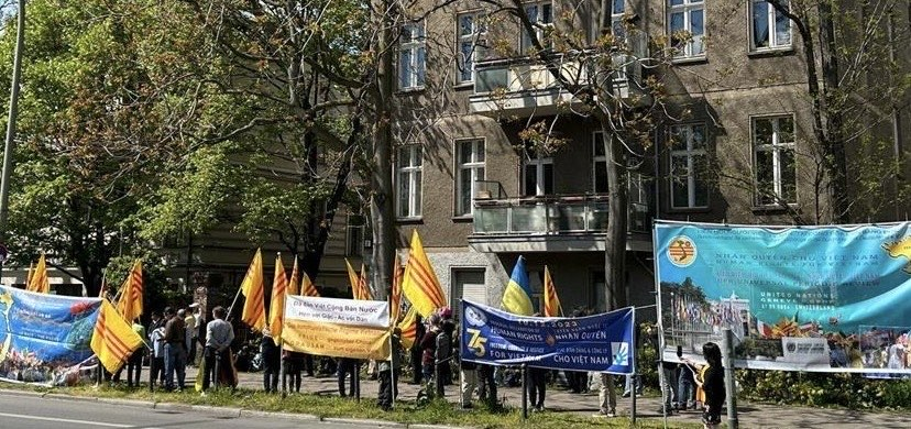 Liên Hội Người Việt Tỵ nạn Cộng sản tại Cộng Hòa Liên Bang Đức tổ chức biểu tình Ngày Quốc hận 30/4 trước Tòa Đại sứ CSVN tại thủ đô Berlin, Đức hôm 27/4/2024