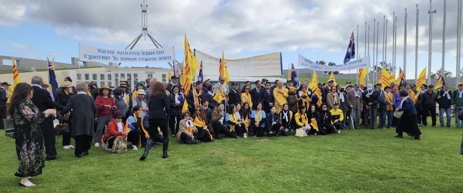 Ủy ban Người Úc gốc Việt Tỵ nạn Cộng sản tổ chức biểu tình và Tưởng niệm 30/4. Hình chụp trước tiền đình Quốc hội Liên Bang Úc, thủ đô Canberra hôm 30/4/2024