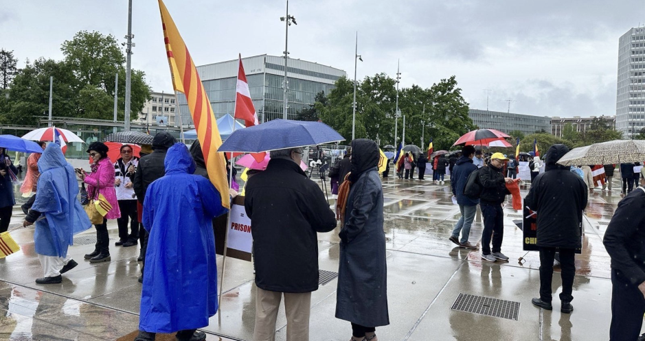Bà con biểu tình dưới mưa hôm 7/5/2024 trước trụ sở Liên Hiệp Quốc ở Geneva, Thụy Sĩ trong khi phiên kiểm điểm tình hình nhân quyền VN chu kỳ 4 diễn ra ở bên trong