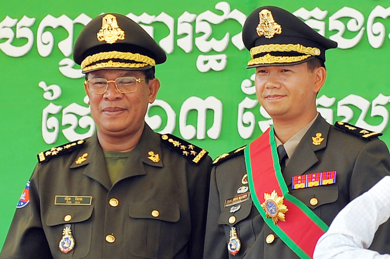 Cha con ông Hun Sen (trái) và ông Hun Manet, người là cựu thủ tướng và đương kim chủ tịch Thượng Viện Cambodia, người là đương kim thủ tướng, theo đuổi dự án kênh đào Phù Nam (Funan Techo) vì có sự tiếp tay của Trung Quốc. Ảnh minh họa: Tang Chhin Sothy/ AFP via Getty Images