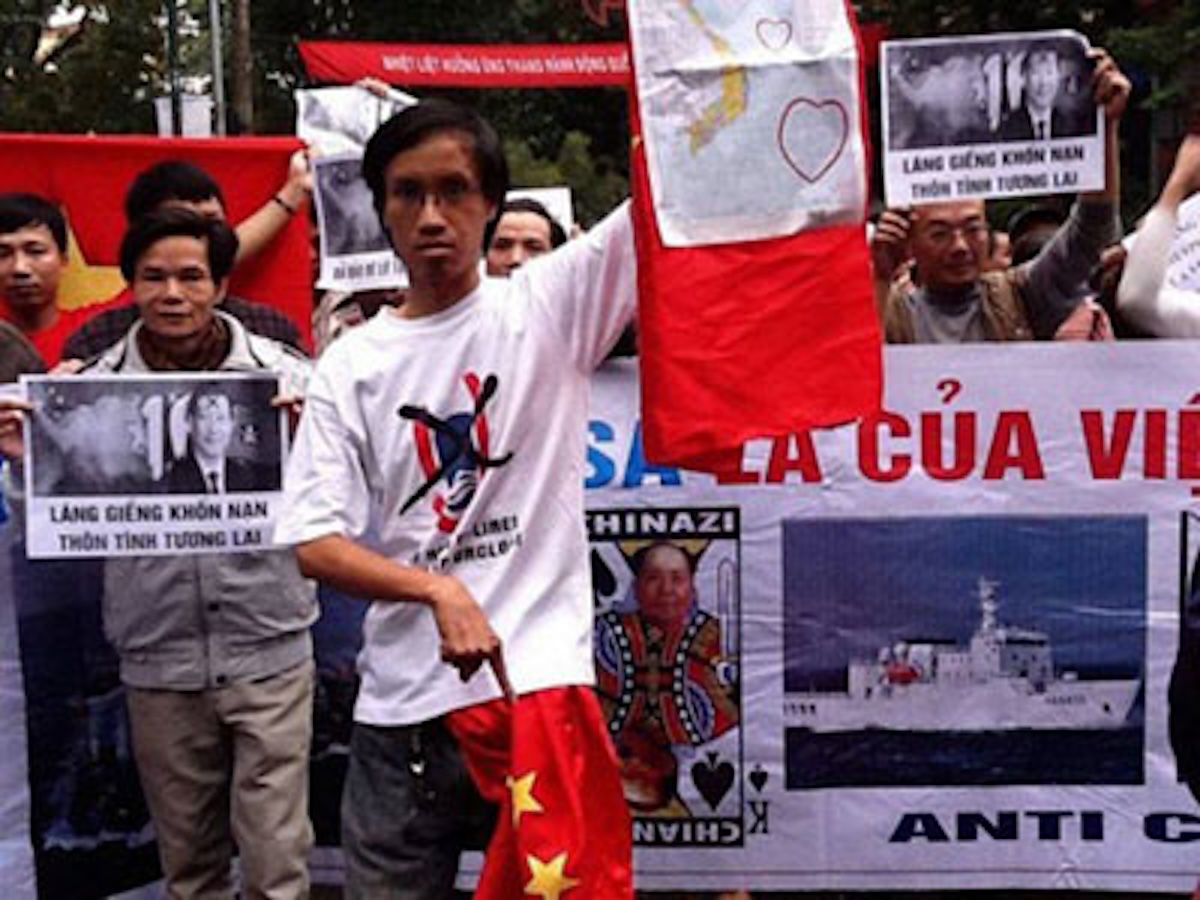Nhà hoạt động Nguyễn Văn Dũng (phải), tự Dũng Aduku, trong một cuộc biểu tình chống Trung Quốc tại Hà Nội. Ảnh: Facebook Nhật Ký Yêu Nước