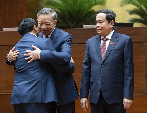 Ông Phạm Minh Chính (trái) ôm chúc mừng ông Tô Lâm sau khi ông Tô Lâm tuyên thệ nhậm chức chủ tịch nước. Ảnh: Quốc hội via AP