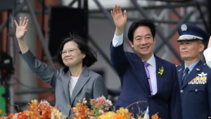 Tân Tổng thống Đài Loan Lại Thanh Đức (phải) và cựu Tổng thống Thái Anh Văn vẫy tay trong lễ nhậm chức của ông Lại ở Đài Bắc, Đài Loan, vào ngày 20/5/2024. Ảnh: AP