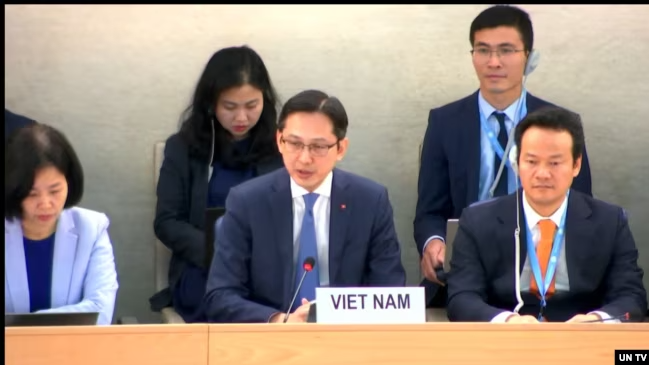 Thứ trưởng Ngoại giao Việt Nam Đỗ Hùng Việt (hàng đầu, giữa) trong phiên Kiểm điểm Định kỳ Phổ quát về hồ sơ nhân quyền Việt Nam tại Hội đồng Nhân quyền Liên Hiệp Quốc, Geneva, Thụy Sĩ,, ngày 7/5/2024. Ảnh: UN Web TV