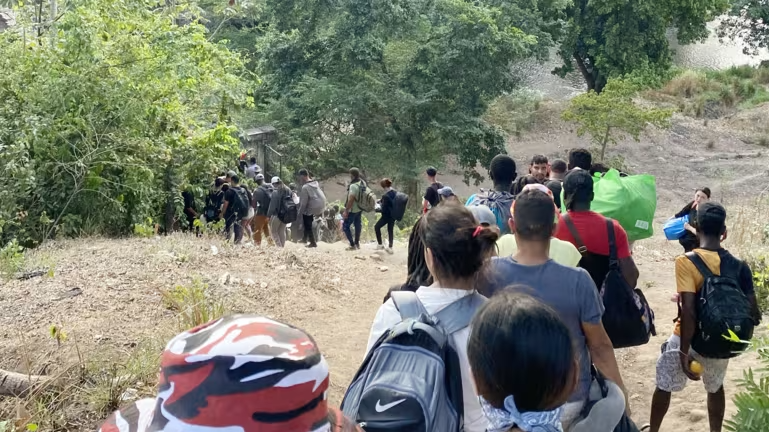 Những người di cư thuộc nhiều quốc tịch khác nhau phải đi bộ xuyên qua vùng rừng rậm Colombia và Mexico, liên tục chạm trán với những loài động vật và băng nhóm nguy hiểm để đến được biên giới Mỹ. Ảnh: Wang Zhongwei
