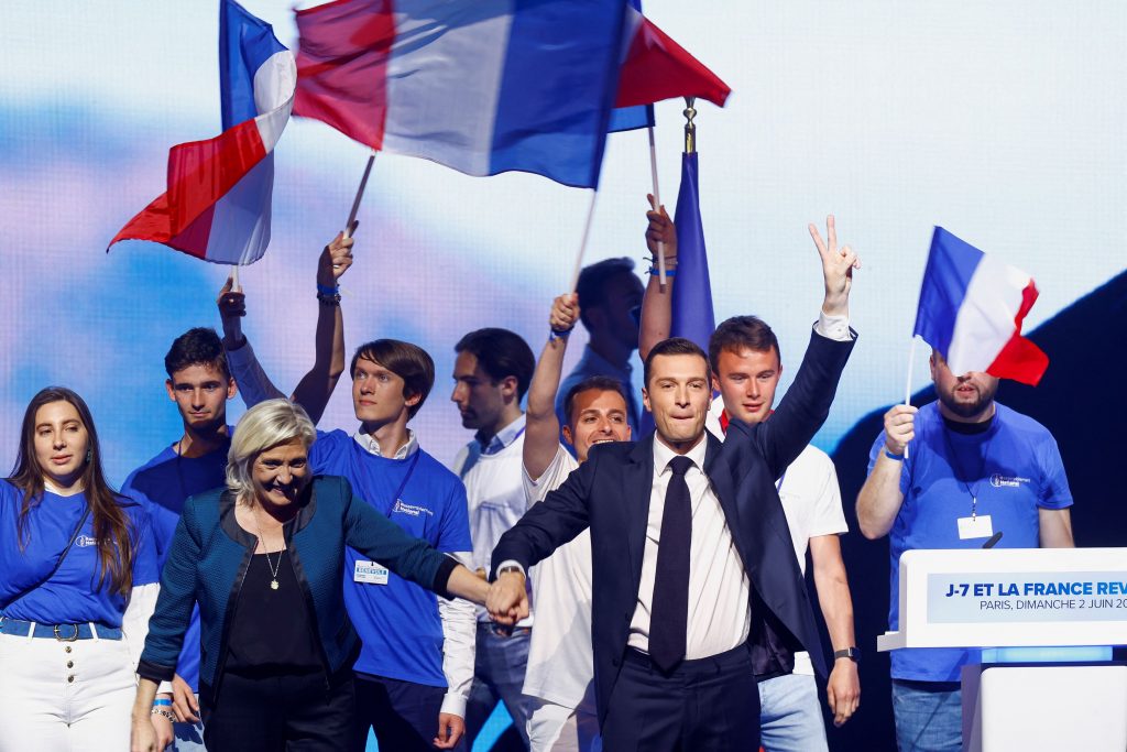 Bà Marine Le Pen (trái), trưởng nhóm nghị sĩ của đảng cực hữu Pháp (National Rally - RN), và Jordan Bardella (phải), chủ tịch đảng này và là người đứng đầu danh sách của đảng RN trong cuộc bầu cử Nghị Viện Châu Âu, tham dự một cuộc vận động cử tri trong chiến dịch tranh cử của đảng này cho cuộc bầu cử Nghị Viện Châu Âu, tại Paris, Pháp, ngày 2/6/2024. Ảnh: Reuters/ Christian Hartmann