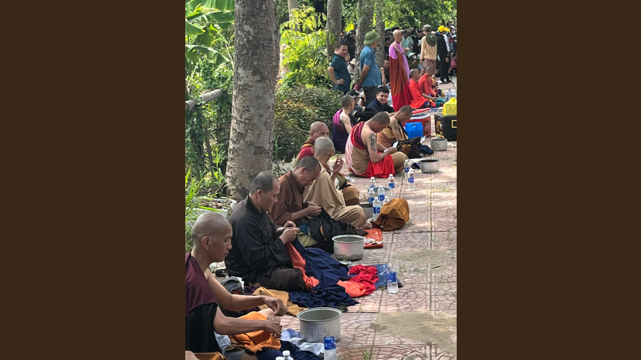 Các vị đi theo sư Minh Tuệ đang ngồi khâu áo tại một ngõ gần đường Lý Thường Kiệt, Đồng Hới ngày 25/5/2024. Ảnh: FB Phan Thi Ha Duong