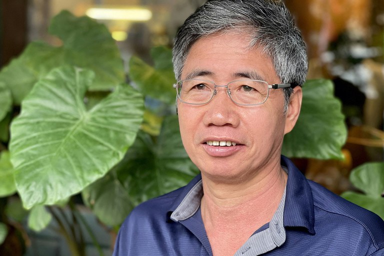 Nhà báo Trương Huy San, hay còn được biết đến với bút danh Huy Đức, trong một chuyến thăm Hà Nội và ngày 10/4/2021. Nguồn ảnh: AFP