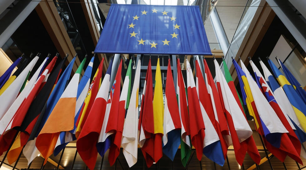 Quốc kỳ của 27 nước thành viên Liên Minh Âu Châu tại trụ sở Nghị Viện Châu Âu, Strasbourg, Pháp ngày 19/10/2021. Ảnh: Ronald Wittek / AFP