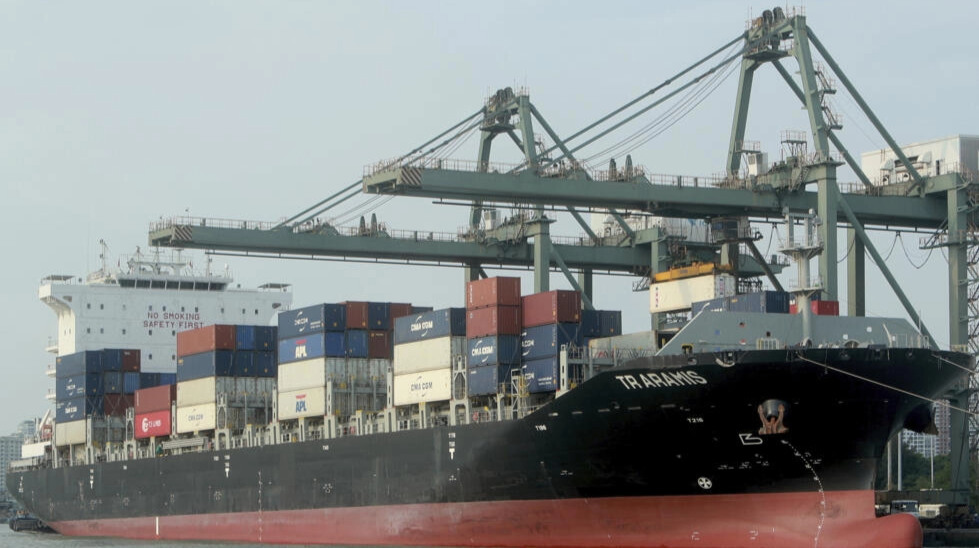 Tàu container tại cảng Sài Gòn, Việt Nam, ngày 3/5/2020. Nếu Việt Nam được Mỹ công nhận là nền kinh tế thị trường, hàng xuất khẩu của Việt Nam sang Hoa Kỳ sẽ được hưởng thuế suất rất thấp hoặc bằng 0%. Ảnh minh họa: AP - Hau Dinh