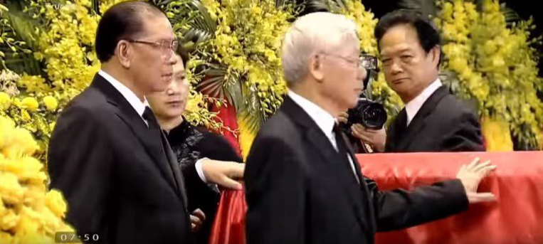 "ánh mắt nhìn xéo" trong tang lễ Chủ tịch nước Trần Đại Quang. Ảnh chụp màn hình buổi trực tiếp truyền hình tang lễ Trần Đại Quang năm 2020