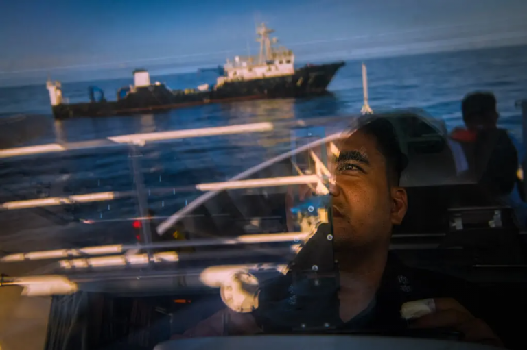 Các tàu dân quân và Hải cảnh Trung Quốc truy đuổi các tàu của Cảnh sát biển Philippines đang hộ tống một nhiệm vụ tiếp tế đến tiền đồn của họ ở Biển Đông vào năm 2023. Ảnh: Jes Aznar - The New York Times