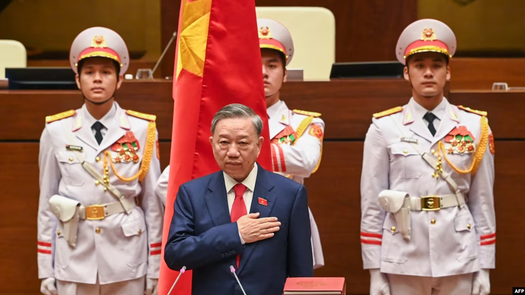 Đại tướng Công an Tô Lâm tuyên thệ nhậm chức chủ tịch nước Việt Nam tại Hà Nội, 22/5/2024. Chuyến xuất ngoại đầu tiên của ông là đến Lào và Cambodia. Ảnh: AFP