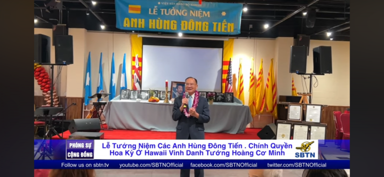 Chủ tịch đảng Việt Tân ông Lý Thái Hùng phát biểu trong Lễ Tưởng niệm Anh Hùng Đông Tiến & Trao Chứng nhận Vinh danh Tướng Hoàng Cơ Minh cùng các chiến hữu của ông của Thống đốc Tiểu bang Hawaii, tổ chức hôm 24/8/2024 tại thành phố Honolulu, Hawaii. Ảnh chụp từ phóng sự video của SBTN