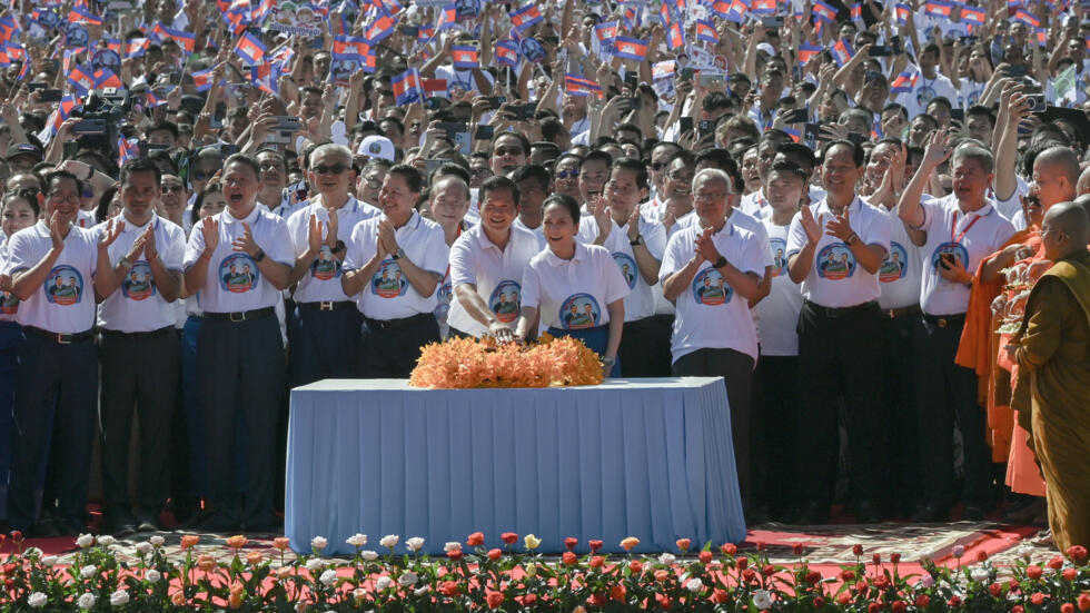 Thủ tướng Cam Bốt Hun Manet và phu nhân Pich Chanmony trong lễ khởi công xây dựng kênh đào Funan Techo, ngày 5/8/2024. Ảnh: AFP/ Tang Chhin Sothy