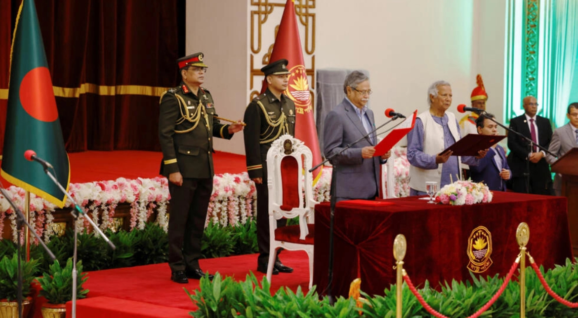 GS Muhammad Yunus (thứ tư từ trái), người đoạt giải Nobel Hòa Bình 2006 tuyên thệ nhậm chức thủ tướng lâm thời ở Dacca, Bangladesh hôm 8/08/2024 sau cuộc cách mạng đường phố khiến nữ Thủ tướng độc tài Sheikh Hasina từ chức, trốn sang Ấn Độ. Ảnh: Reuters - Mohammad Ponir Hossain