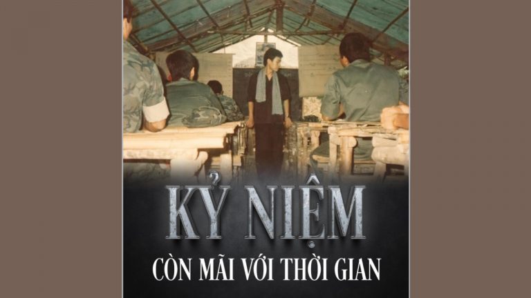 Tác giả trong giờ giảng dạy môn Sử cho các khóa sinh Khóa huấn luyện tân kháng chiến quân ở khu chiến. Hình do chiến hữu Trần Quang Đô chụp, tác giả cung cấp