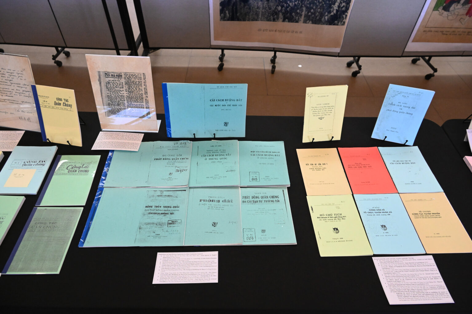 Tài liệu tuyên truyền về “Cải Cách Ruộng Đất” tại buổi triển lãm. Ảình: Văn Lan/ Người Việt)