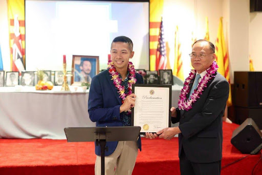 Dân Biểu Adrain Tam của Hạ Viện Tiểu Bang Hawaii (trái) trao Nghị Quyết Vinh Danh Cố Phó Đề Đốc Hoàng Cơ Minh cho ông Lý Thái Hùng, Chủ tịch Đảng Việt Tân