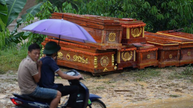 Tang thương ngay khi cơn bão Yagi đi qua. Trong hình là những chiếc quan tài xếp chồng lên nhau dành cho các nạn nhân của trận lũ quét xảy ra hôm 10/09/2024 ở thôn Làng Nủ, xã Phúc Khánh, huyện Bảo Yên, tỉnh Lào Cai, đã vùi lấp toàn bộ 37 gia đình với 158 người đang sinh sống. Ảnh: STR/AFP via Getty Images