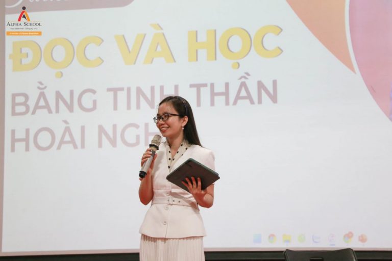 Chương trình talkshow chủ đề "Đọc và học bằng tinh thần hoài nghi" do Alpha school tổ chức. Ảnh: Alfa School