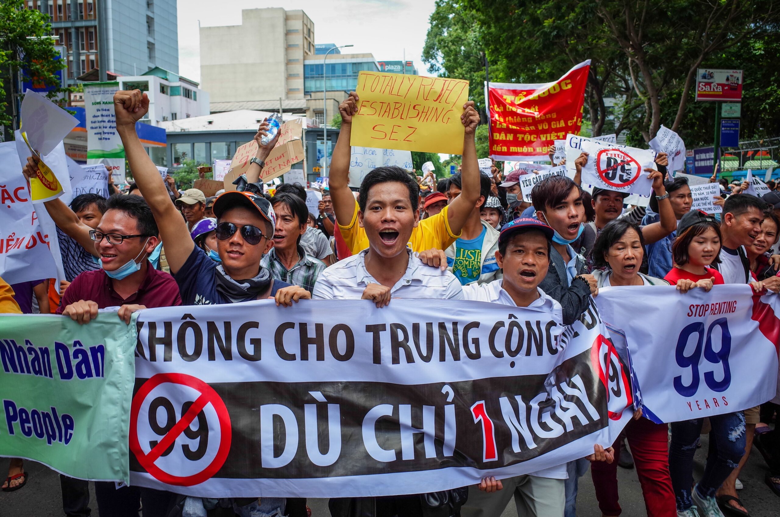 Dân Sài Gòn biểu tình chống Luật Đặc khu và Luật An ninh mạng ở Sài Gòn tháng Sáu, 2018. Ảnh: Kao Nguyen/ AFP/ Getty Images