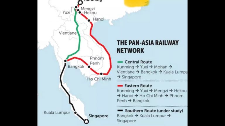 Bản đồ hai tuyến đường sắt nối Côn Minh (Kunming, Trung Quốc) đến Singapore: Trục chính (mầu xanh) và trục hướng đông (mầu đỏ). Đồ họa của Bangkok Post Graphics. Ảnh chụp màn hình từ trang objectifthailande.com