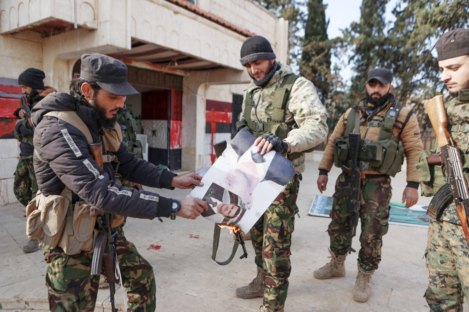 Quân nổi dậy đốt hình nhà độc tài Bashar al-Assad ở Zarbah sau khi chiếm được khu vực này hôm 29/11/2024. Ảnh: Aaref Watad/ AFP via Getty Images