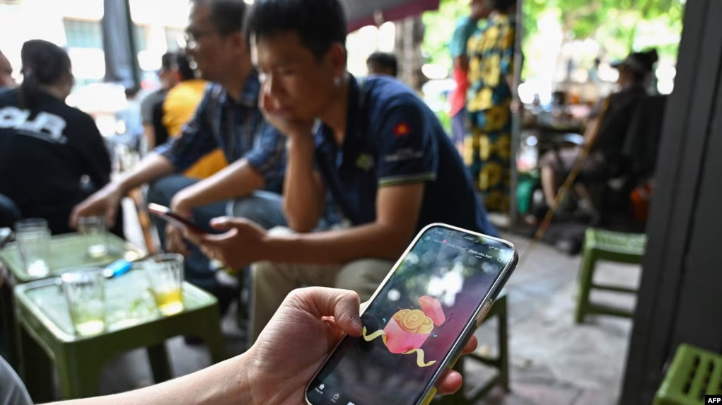 Một người dùng TikTok ở Hà Nội, ngày 6/10/2023. Ảnh: AFP