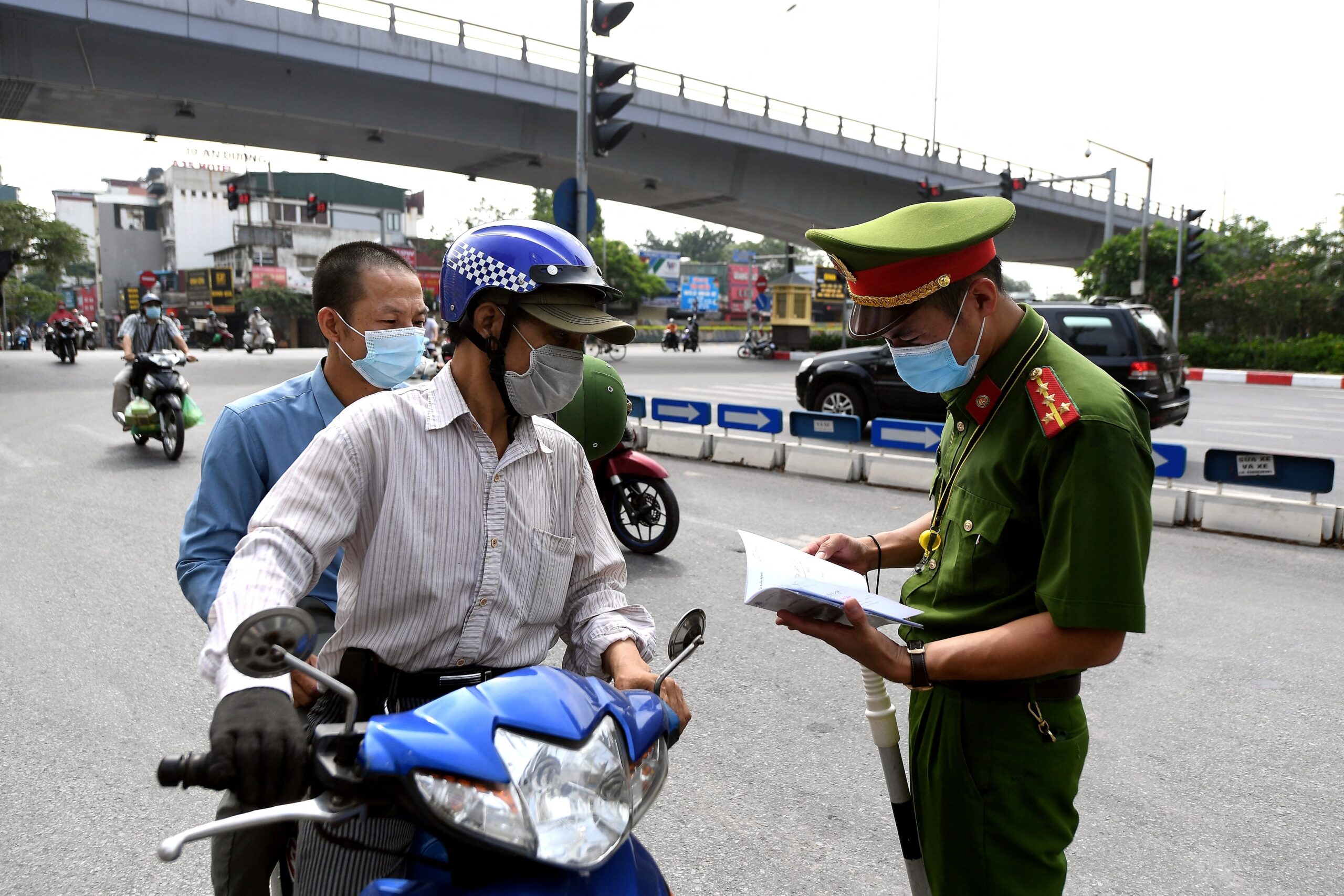 Ở Việt Nam hiện nay, ra đường là gặp công an. Ảnh minh họa: Nhac Nguyen/ AFP via Getty Images