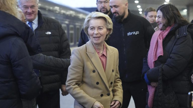 Chủ tịch Ủy ban Châu Âu Ursula von der Leyen tại nhà ga tàu hỏa ở Kyiv, Ukraine, ngày 24/02/2025. Ảnh: AP - Efrem Lukatsky