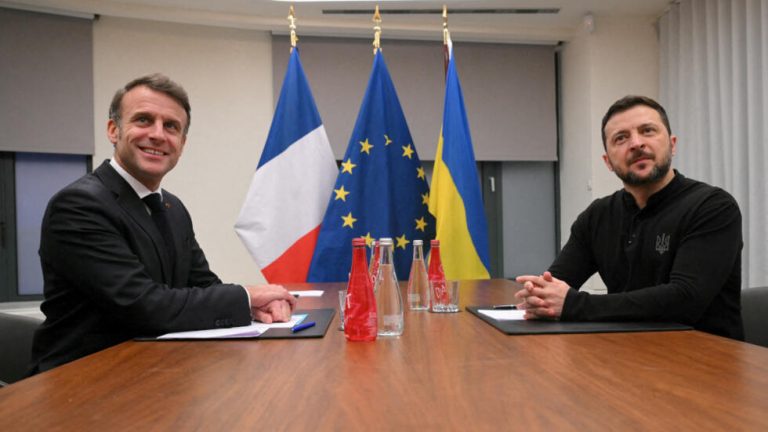 Tổng thống Pháp Emmanuel Macron (trái) hội đàm với đồng nhiệm Ukraine Volodymyr Zelensky, tại Bruxelles, Bỉ, ngày 18/12/2024. Ảnh: Reuters - Nicolas Tucat