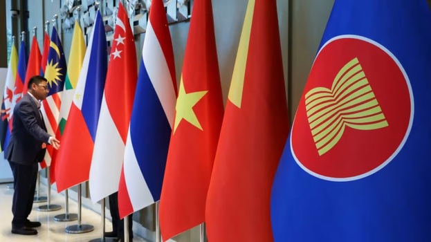 Lá cờ ASEAN (ngoài cùng bên phải) được đặt cạnh cờ của các nước thành viên trước Hội nghị Bộ trưởng Ngoại giao ASEAN tại Langkawi, Malaysia, vào tháng 1 năm 2025. Ảnh: Reuters