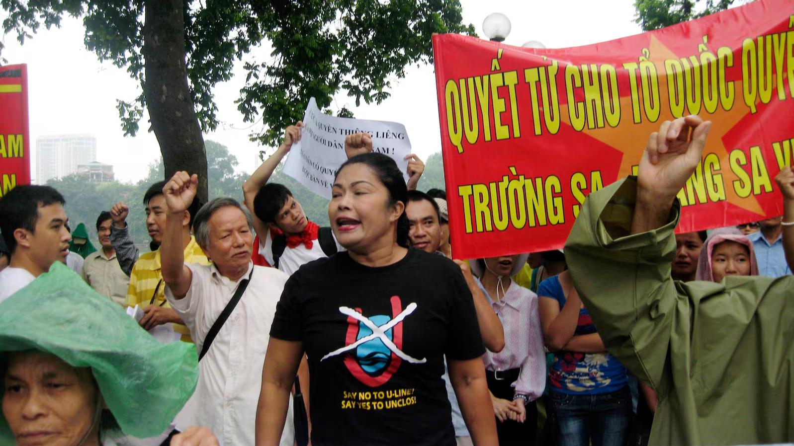 Người biểu tình phản đối Trung Quốc ở Hà Nội hôm 21/8/2011. Ảnh: STRINGER Vietnam/ Reuters