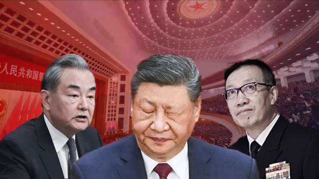 Việc Tập Cận Bình không hành động gì về các vấn đề nhân sự, chẳng hạn như những vấn đề liên quan đến ngoại trưởng Vương Nghị (trái) và bộ trưởng quốc phòng Đổng Tuấn, phản ánh thế phòng thủ mà Bắc Kinh đã áp dụng khi nền kinh tế Trung Quốc trì trệ và địa chính trị trở nên khó lường.