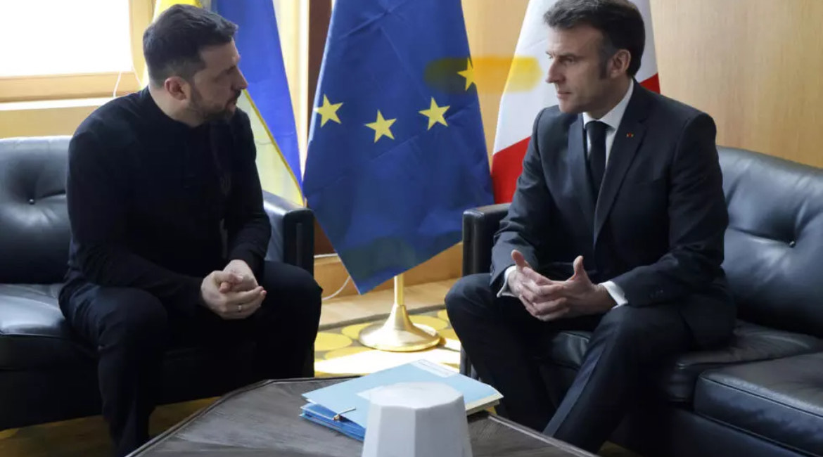 Tổng thống Pháp Emmanuel Macron (phải) gặp Tổng thống Ukraine Volodymyr Zelensky bên lề hội nghị của Hội đồng Châu Âu bàn về hỗ trợ Ukraine, tại Bruxelles, Bỉ, ngày 06/03/2025. Ảnh: AP - Ludovic Marin