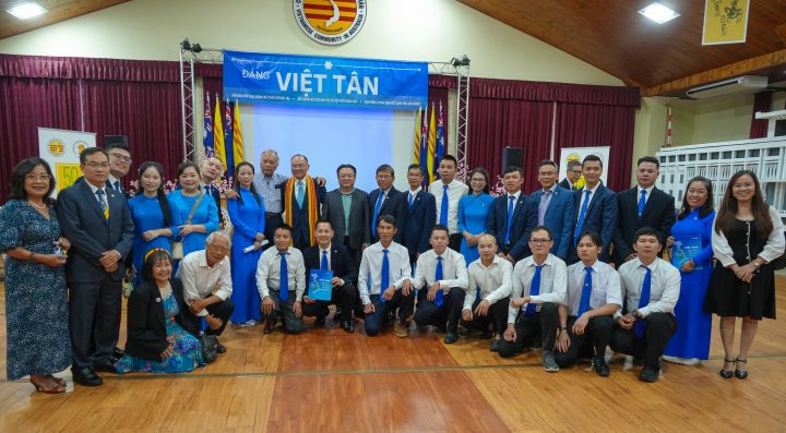 Anh chị em đảng viên Đảng bộ Việt Tân Sydney và thân hữu chụp hình lưu niệm cùng Chủ tịch Việt Tân Lý Thái Hùng sau buổi tọa đàm 23/03/2025. Ảnh: Charles Geam