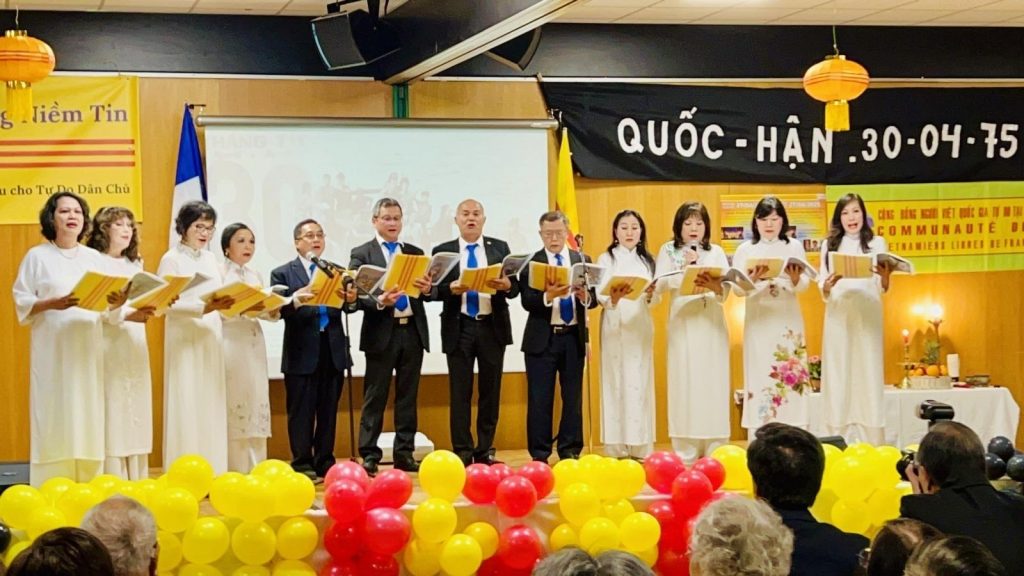 Hợp ca trong chương trình văn nghệ Tưởng niệm 50 năm biến cố 30/4/2025 được tổ chức tại Paris hôm 27/4/2025