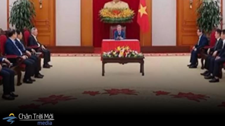 Tổng Bí thư ĐCSVN Tô Lâm điện đàm với Tổng thống Mỹ Donald Trump hôm 4/4 tại trụ sở Trung ương đảng CS với các quan chức dự thính: Phạm Minh Chính, Hồ Đức Phớc, Lê Hoài Trung... Ảnh: Chân Trời Mới Media