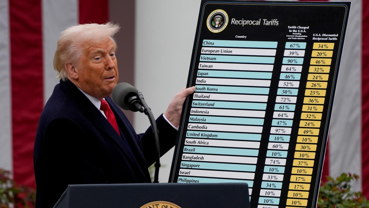 Tổng thống Donald Trump cầm một biểu đồ cho thấy mức thuế quan đối ứng với một số nước, hôm 2/4/2025 tại Nhà Trắng, Washington, DC