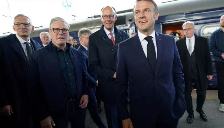 Từ phải: Tổng thống Pháp Emmanuel Macron, Thủ tướng Đức Friedrich Merz và Thủ tướng Anh Keir Starmer tại Kyiv, Ukraine, ngày 10/05/2025. Ảnh: Stefan Rousseau via Reuters