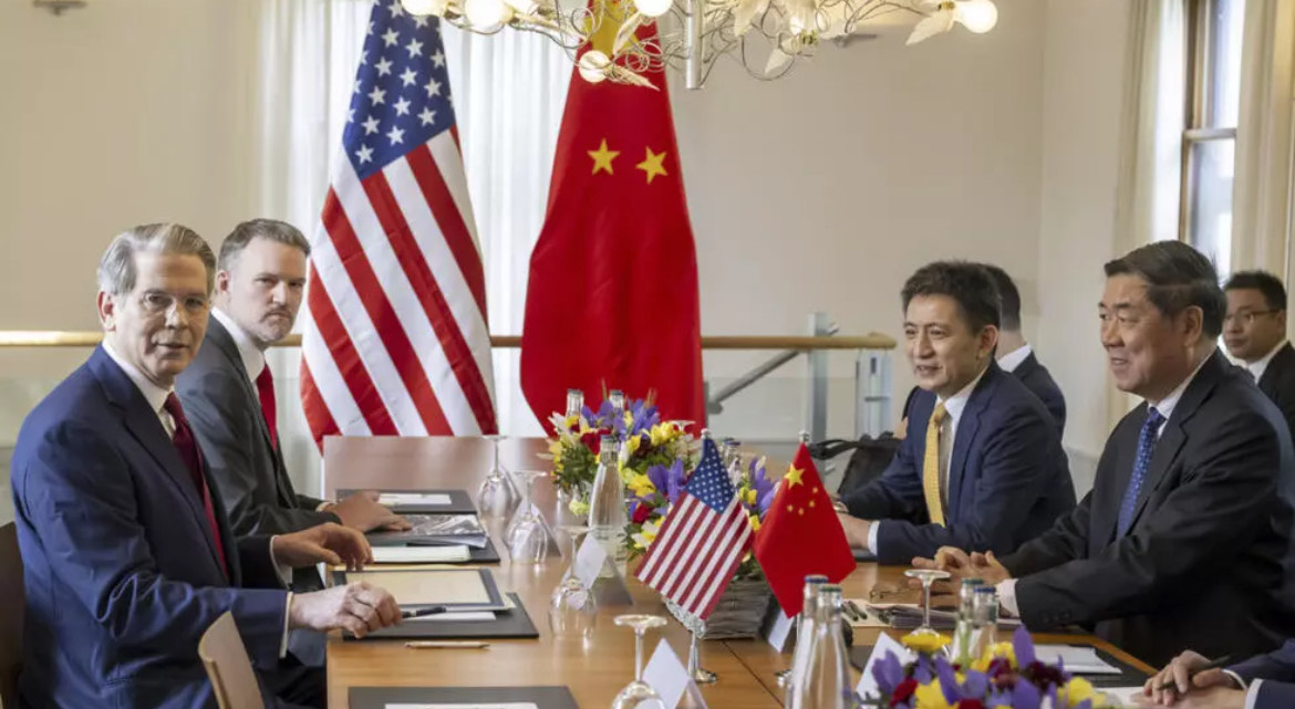 Bộ trưởng Tài chính Mỹ Scott Bessent (đầu tiên bên trái) và Phó Thủ tướng Trung Quốc Hà Lập Phong (bên phải hàng đầu) tại cuộc đàm phán thương mại Mỹ - Trung, Genève, Thụy Sĩ ngày 10/05/2025. Ảnh: AP - Martial Trezzini