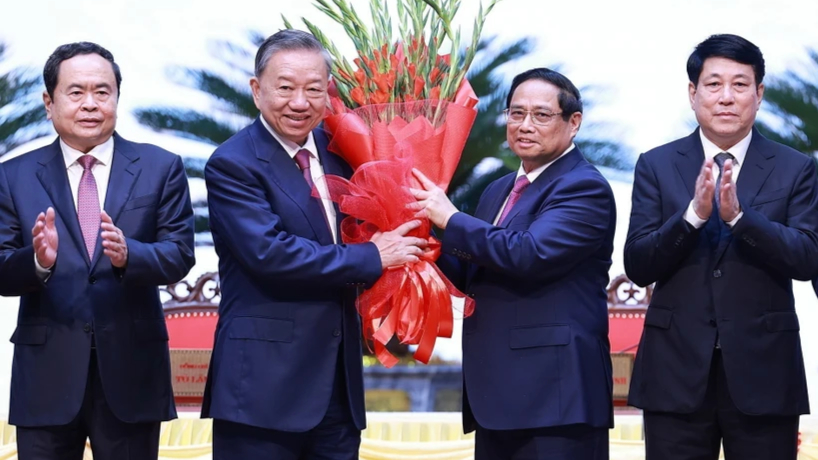 Ảnh minh họa: Phạm Minh Chính (thứ hai từ phải) tặng hoa cho Tô Lâm - người vừa lên nắm chức tống bí thư ĐCSVN khóa 13 hôm 3/8/2024