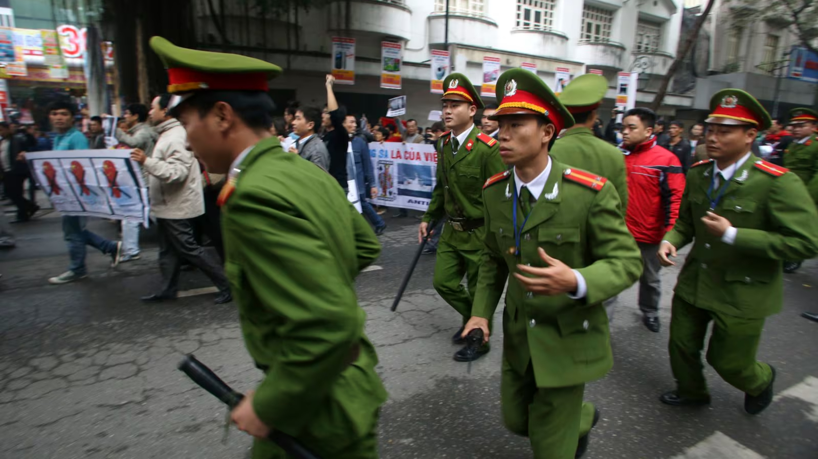 Công an đang triển khai đối phó người dân biểu tình ở Hà Nội trong ngày 09/12/2012. Ảnh: AP