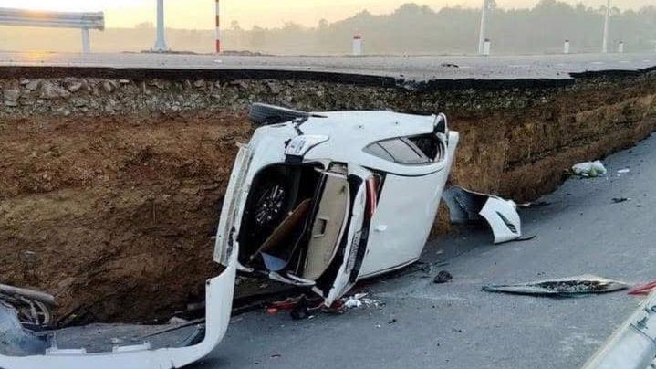 Khánh thành cầu Hòa Bình (ảnh trên), nhưng chưa đầy tháng đường dẫn dẫn lên cầu đã sụp sâu khiến xe lọt hố. Ảnh: FB Tran NamAnh