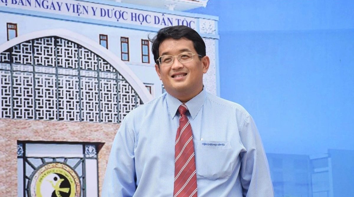 Viện trưởng Viện Y dược học dân tộc TP.HCM Huỳnh Nguyễn Lộc - một hạt giống đỏ - bị cơ quan điều tra kết luận nhận hối lộ 47 tỷ đồng của doanh nghiệp cung cấp dược phẩm cho viện do ông này làm viện trưởng. Ảnh: FB Lê Thiếu Nhơn