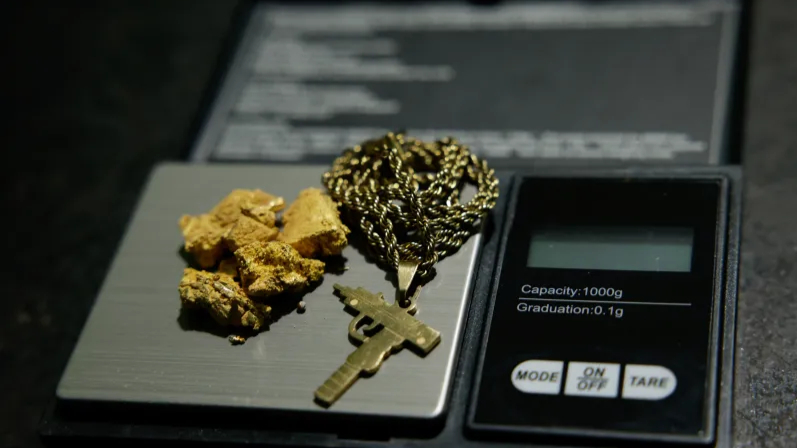 Cảnh sát trưng bày vàng khai thác trái phép, Amazonas, Brazil, tháng 6 năm 2024. Ảnh: Bruno Kelly / Reuters