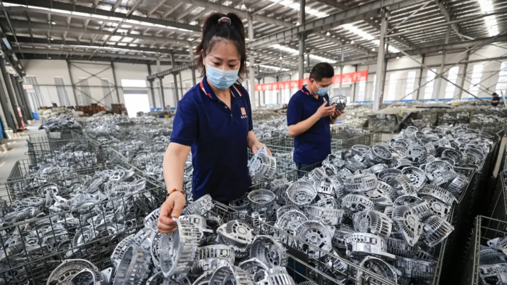 Công nhân làm việc tại một nhà máy sản xuất linh kiện ô tô để xuất khẩu ở Lianyungang, tỉnh Giang Tô, miền đông Trung Quốc, ngày 20/5/2025. Ảnh: AFP/ China OUT via Getty Images