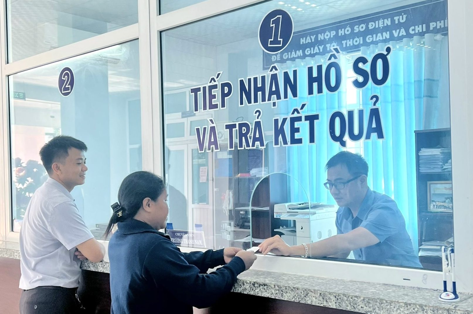 Người dân giao dịch tại Bảo hiểm Xã hội thành phố Cam Ranh. Ảnh: Báo Khánh Hòa Online